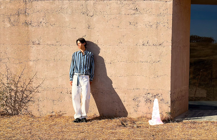 أداة التنظيف قيد الاستخدام تبيّن مخروطاً مرورياً يتم إزالته من الصورة