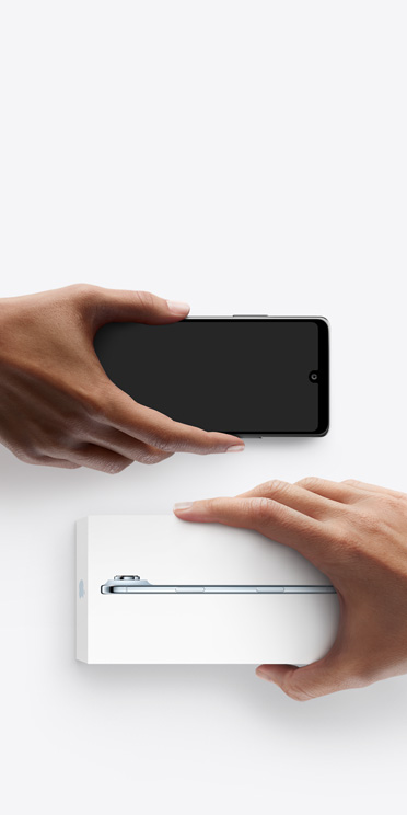 Ръце си разменят телефони, Android отляво без кутия, отдясно е нов iPhone Air в кутия.