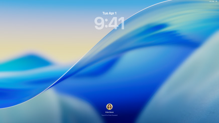 Tre Mac-modeller vist forfra. Til venstre vises en 16-tommers MacBook Pro i sølv med nylige kontakter i Telefon-appen på skjermen. I midten vises en 24-tommers iMac i blå med bakgrunnen for macOS Tahoe på skjermen. Til høyre vises en 13-tommers MacBook Air i midnatt med et Spotlight-søkefelt over skrivebordet og Liquid Glass-versjoner av Dock og ulike widgeter på skjermen, blant annet Kalender, Klokke og Været.