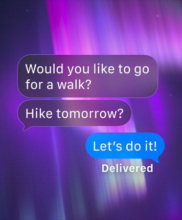 An image of the northern lights as the background of a groupchat in Messages