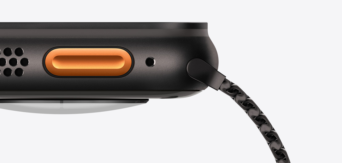 Apple Watch Ultra 3, boîtier en titane, finition noire, côté gauche, haut-parleur/aération, bouton Action, micro