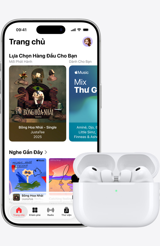 iPhone 17 Pro, vỏ ngoài mặt trước, ứng dụng Apple Music với Màn Hình Chính đang mở, bên cạnh AirPods Pro 3 trong Hộp Sạc MagSafe đang mở